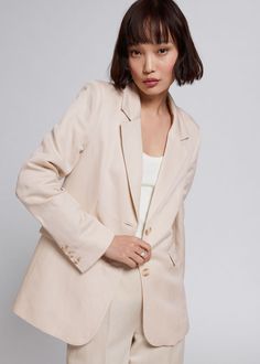 Relaxed linen blazer featuring a notched lapel collar, two welt pockets with flaps and padded shoulders. Tailored in a single-breasted cut with a two-button closure and buttoned cuffs.Length of blazer: 69.3cm / 27.3" (EU 36 / UK 10 / US 4)This style runs large. If between sizes, we recommend ordering a size down from your usual size. Linen Blazer With Notch Lapel And Button Closure, Linen Blazer With Welt Pockets For Work, Office Linen Blazer With Pockets, Linen Single Button Blazer For Office, Single Button Linen Blazer For Office, Linen Blazer With Notch Lapel And Welt Pockets, Linen Blazer With Button Closure And Lapel Collar, Formal Linen Blazer With Lapel Collar, Classic Linen Blazer For Office