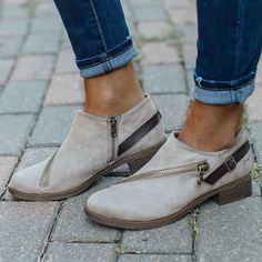 Category:Boots; Upper Materials:PU; Embellishment:Zipper; Season:Winter,Fall; Heel Type:Flat Heel; Gender:Women's; Toe Shape:Pointed Toe; Type:Booties Ankle Boots; Style:Comfort,Casual; Heel Height(inch):<1; Outsole Materials:Rubber; Occasion:Daily; Closure Type:Loafer; Pattern:Solid Color; Listing Date:09/11/2023; 2023 Trends:Booties Ankle Boots,Plus Size Womens Ankle Boots Low Heel, Fall Booties Ankle Boots Flat, Ladies Boots Ankle Casual, Ladies Boots Flat Ankle Booties, Ankle Boots For Women Low Heel, Womens Short Booties, Low Heel Ankle Boots, Platform Shoes Heels, Flat Booties