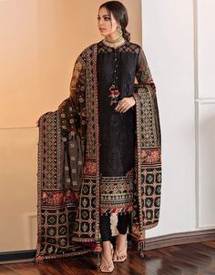 Black Georgette Chudidar Salwar Suit Baroque Fabric, Black Indian Women, Churidar Suits, Salwar Kamiz, Pakistani Salwar Kameez, Chiffon Collection, Embroidered Sleeves, Embroidered Organza, Party Kleidung