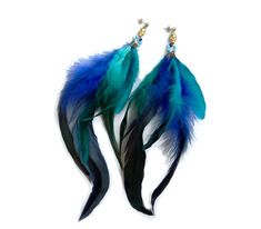 A set of modern boho earrings featuring long rooster feathers in blue-green shades, gold plated skull beads and raw brass ball post earwires. Striking and dramatic statement earrings, perfect for any free spirited girl. ►Length: approx 9 1/2 (25cm) (Message me if you want them a little shorter/longer!) ►Your earrings come beautifully gift wrapped and ship within 1-2 days of purchase. ►More feather jewelry see here: https://www.etsy.com/shop/AlinaandT?ref=l2-shopheader-name&search_query=feath Elegant Blue Feather Earrings, Blue Feather Dangle Earrings, Adjustable Blue Feather Earrings, Blue Feather Earrings As Gift, Blue Feather Earrings Gift, Blue Feather Earrings For Gift, Feather Ear Cuff, Skull Beads, Rooster Feathers