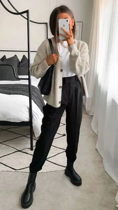 Trendy Casual Going Out Outfit, Black On Black Dress Outfits, Minimal Outfits For Women Winter, Black Trousers Outfit Business Casual, Casual Chic Weekend Outfits, Womens Work Outfits Petite, Professional Casual Outfits Women Fall, Business Jeans Outfit Casual Fridays, Fall Style 2023 Midsize