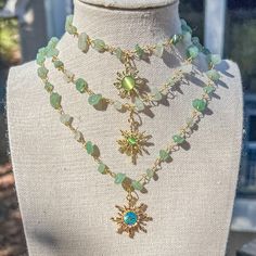 "Sun Green Aventurine Crystal Necklace/Gemstone Choker/Hippie Boho Crystal Jewelry/Wire Wrapped Crystal Necklace w/sun Charms/Handmade/Gift - Choker style crystal necklace with Green Aventurine Crystal Chip Beads and sun charm - Length is 15\",16\", 17\", 18\" and 19\"  - Materials: Gold plated copper wire, natural Green Aventurine crystals and, brass charms Check other styles in my shop: https://www.etsy.com/listing/1495642204/carnelian-sun-charm-wire-wrapped-gold?click_key=767e5654fd339a2ab4b9 Mitski Concert, Wire Wrapped Crystal Necklace, Wrapped Crystal Necklace, Wire Wrapped Crystal, Green Aventurine Crystal, Bijoux Fil Aluminium, Gemstone Choker, Aventurine Crystal, Wrapped Crystal