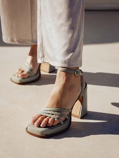 Bella Vert Gris - Sandales à plateformes et talons hauts en cuir vert gris avec lanières fines Bella Model, Boots Leopard, Women Platform Sandals, Oxford Platform, Wedge Loafers, Platform Clogs, Best Laptops, Boot Pumps, Clean Shoes