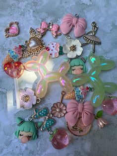 a bunch of charms that are laying on the ground