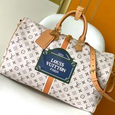 Louis Vuitton reinterprets the Neverfull classic handbag, exploring the exquisite details inside the bag. The redesigned inner pocket features a fresh textile lining and vintage details inspired by the Louis Vuitton archives, and the most commendable is the detachable zip clutch, which can be used alone as a delicate clutch. Can also be used as an extra pocket. Bright lining shades add more liveliness to Monogram's classic canvas.

Dimensions: 45x27/20 Louis Vuitton Yayoi Kusama, White Louis Vuitton, Louis Vuitton Capucines, Large Cosmetic Bag, Medium Handbags, Lv Purse, Lv Belt, Classic Handbags, Lv Wallet