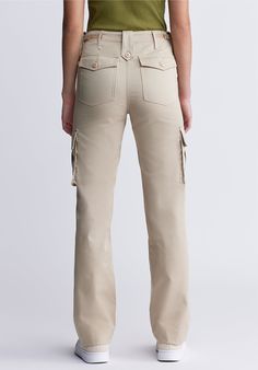 The high rise and pillar legs of our Jane pants are combined with casual cargo pockets to offer a casual look. They are sure to flatter virtually any shape and add an eye-catching edge to any ensemble. Pantalon Large, Sweater Jacket, Short Tops, Sweater Hoodie, Straight Leg Jeans, Wardrobe Essentials, Casual Looks, Straight Leg, Loose Fitting