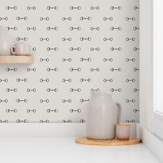 the wallpaper is designed with black and white chains on it, along with two mugs