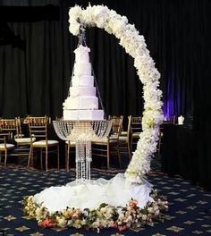 Suspended Hanging Cake stand arch is a sturdy backdrop stand for beautiful wedding background. It's a collapsible backdrop stand pairing with chandelier cake stand. Wedding Dessert Stand, Suspended Wedding Cake, Moon Arch, Chandelier Cake Stand, Hanging Cake, Chandelier Cake, Acrylic Cake Stands, Metal Wedding Arch, Stand Flower