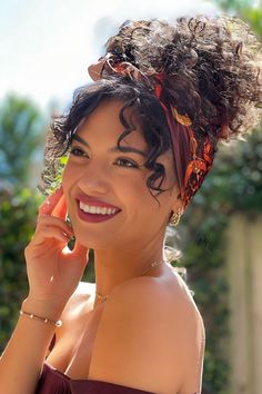 Curly Bun With Scarf Curly Hippie Hairstyles, Hippie Curly Hair, Curly Heads, Curly Hair Up, Headwrap Hairstyles, Κούρεμα Bob, Fall Hair Cuts, Fishtail Braid