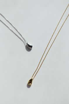 A simple sculptural teardrop strung on sterling silver or 14K gold plated necklace. Designed to suit any occasion, it's dainty, timeless and elegant. ◊ Sterling Silver or 18k Gold Vermeil ◊ Necklace measures 46cm long ( 41cm + 5cm extension) ◊ Teardrop pendant Measures Width 0.6 cm x Height 1.1 cm ◊ Easy round lobster claw closure ◊ Delivered in our beautiful Pina Blue box, perfect for gifting! SAY HI TO US Instagram: @thepinablue Pinterest: https://www.pinterest.com/thepinablue Facebook: https: Minimalist Teardrop Pendant Necklace With Polished Finish, Minimalist Polished Teardrop Pendant Necklace, Minimalist Polished Finish Teardrop Pendant Necklace, Minimalist Teardrop Pendant Drop Earrings For Everyday, Minimalist Teardrop Pendant Drop For Everyday, Minimalist Teardrop Pendant Drop Gift, Minimalist Teardrop Pendant For Everyday, Minimalist Teardrop Pendant As A Gift, Minimalist Teardrop Pendant For Gift