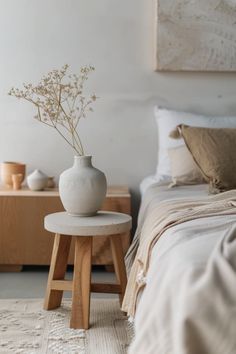 Explore chill dorm room inspiration featuring soft decor and calming color palettes that create a peaceful retreat. This pin showcases ideas using one aesthetic image. Room Transformation, Minimalist Designs, Cozy Bedding, Cozy Bed, College Life, Soft Lighting, Soft Colors, Trending Decor, Dorm Room