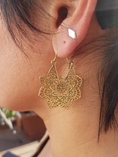 Tribal geometric gipsy mandala hoop earrings dainty made of brass. SIZE: 40 mm x 30 mm. YOU CAN FIND THIS MODEL SILVER PLATED IN: https://www.etsy.com/es/listing/615157406/pendientes-tribales-plata-geometric?ref=shop_home_active_3&frs=1 YOU CAN FIND SOME SIMILAR MODELS IN: https://www.etsy.com/es/listing/483419991/pendientes-tribal-espiral-brass-earrings?ref=shop_home_active_1&frs=1 https://www.etsy.com/es/listing/688602658/pendientes-grandes-gipsy-earrings-gold?ref=shop_home_active_5&am Small Silver Hoop Earrings, Flower Geometric, Mandala Earrings, Earrings Gold Hoop, Goth Earrings, Angel Wing Earrings, Spike Earrings, Mini Hoop Earrings, Earrings Flower