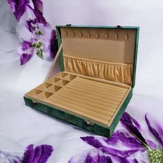 * I Ship Worldwide * All Measurements Are Approximate *** Valentine Gift *** New In Gift Box *** New Returned Items Must Still Be In New Condition; Any Tags Must Be Intact. Keep Your Jewelry Safe And Organized In This Stunning Green Faux Suede Jewelry Box. This Rectangular Jewelry Box With An Anti-Tarnish Lining And A Velvet Material Is The Perfect Fit For Your Necklaces, Bracelets, Rings, Anklets, And Earrings. This Box Has A Capacity Of More Than 25 Pieces, Making It An Excellent Choice For Tr Suede Jewelry, Jewelry Safe, Green Jewelry, Velvet Material, Valentine Gift, Jewelry Lover, Travel Gifts, Faux Suede, Anklets