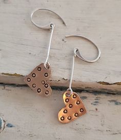 Little dotted heart silver stick earrings Simple Earring Designs, Stick Earrings, Ring Making, Silver Earrings Handmade, How To Make Rings, Denim Style, Jewelry Outfit, Wire Work, Copper Earrings