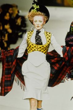 Vivienne Westwood Fall 1995 Ready-to-Wear Collection | Vogue Vivienne Westwood Punk, Models 90s, Vogue Editorial, 90s Runway Fashion, Women Ties, Unique Hats, Quirky Fashion