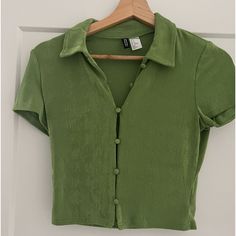 H&M Green Cropped Button Up Shirt. Womens Size Small. Stretchy Material. New Without Tags. Perfect Condition. Cropped Button Up Shirt, Button Up Shirt Womens, Green Cute, Green Shirt, Cute Woman, Button Up Shirt, Stretchy Material, Button Up Shirts, Colorful Shirts