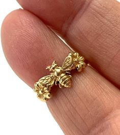 This is a beautiful 14kt solid yellow gold flower/bee ring made in our studio in Ohio. Same quality as our original Bee ring. We've added gold flowers under each Bee wing.These rings are made to order in various sizes , so allow us some extra time in our studio. We also allow for the extra option of ordering with or without antenna. Includes Free Priority Shipping to USA. Unique Jewelry Gold, Bee Clothes, Real Gold Rings, Bee Rings, Gold Flower Jewelry, Bee Accessories, Bumble Bee Ring, Dope Jewelry Accessories, Gold Flower Ring