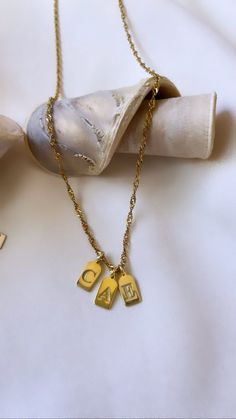 "14K GOLD Initial TAG Necklace , Dainty Initial Necklace , Custom Letter Pendant Necklace , Gift for Mom , Bridesmaid Gift ,  Christmas Gift 📌 Handmade  item 📌Materials: 14K Gold , Silver 📌Free Shipping 📌Waterproof 📌*Hypoallergenic You can wear gym, pool, shower or everywhere . 📌Anti tarnish  MATERIAL & SIZES ** Twist Chain : 14K Gold Plated Brass Chain ** Dainty Chain :14K Gold Filled over Stainless steel ------------------  If you would like to SILVER TAG INITIAL NECKLACE , follow the link below.  https://www.etsy.com/valentinajewelstudio/listing/1511697601/silver-tag-initial-necklace-dainty EXPEDITED SHIPPING At checkout, you have the option to choose faster shipping in the drop down menu. Ship times do NOT include production times [please see above]. If you need it sooner, select Dainty Brass Necklaces With Initial Pendant, Dainty Initial Pendant Necklace, Tarnish Resistant, Dainty Initial Pendant Jewelry, Tarnish Resistant, Gold-tone Initial Pendant Necklace For Gifts, Gold-tone Chain Necklace With Initial Pendant For Gift, Initial Tag Necklace, Dainty Initial Necklace, Letter Pendant Necklace, Gold Initial