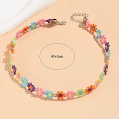 Hermoso collar de gargantilla ajustable con temática floral sembrado a mano en colores pastel con una cadena extensora de acero inoxidable de 5 pulgadas. 
Excelente para usar con cualquier atuendo elegante o casual, formal o informal como bodas, fiestas nupciales, fiestas de cumpleaños, cualquier evento especial. Este hermoso collar se puede usar con un par de jeans casuales y una camiseta o un vestido elegante para un baile o el baile de graduación de la escuela secundaria. Este hermoso collar de gargantilla floral funciona bien con todo.

 Este collar es un excelente regalo para cualquier grupo de edad, viejo o joven, y se puede ajustar para adaptarse a cualquier tamaño de cuello.
 Este collar está 100% hecho a mano, cosido a mano y hecho del hilo de algodón suave más premium, ¡parece q Dress For A Ball, Floral Choker, High School Prom, Flower Choker Necklace, School Prom, Flower Choker, Bridal Parties, Matching Gifts, Beautiful Necklace