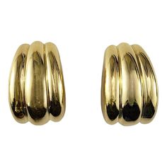 Tiffany & Co. 18K Yellow Gold Ribbed Clip-On Earrings  These elegant earrings by are crafted in beautifully detailed polished 18K yellow gold by Tiffany & Co. Clip on closures.  Hallmark: TIFFANY & CO. 18K  Size: 26 mm x 16 mm  Weight: 13.6 dwt. / 21.2 gr.  Very good condition, professionally polished.  Will come packaged in a gift box or pouch (when possible) and will be shipped U.S. Priority Mail Insured. Luxury Clip-on Huggie Earrings For Formal Occasions, Gold-plated Polished Finish Clip-on Earrings, Gold-plated Clip-on Earrings With Polished Finish, Classic Gold Clip-on Earrings With Polished Finish, Classic Yellow Gold Polished Earrings, Classic Polished Yellow Gold Earrings, Formal Gold Plated Hallmarked Huggie Earrings, Classic Polished Finish Yellow Gold Earrings, Gold-plated Huggie Earrings For Formal Occasions