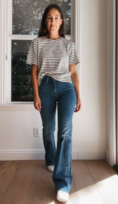 How To Style Flare Jeans Winter Casual, Medium Wash Flare Jeans Outfit, Relaxed Flare Jeans Outfit, Flare Jeans For Fall, Casual Flair Jeans Outfit, Bootcut And Sneakers Outfit, Flared Jeans Spring Outfit, Flare Jeans Casual Outfit Winter, Flare Jeans Outfits 2022