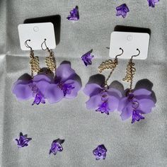 These earrings are inspired by the jacaranda tree, a symbol of the arrival of spring. I am a Japanese living on the Sapphire Coast, captivated by the natural beauty of Australia. Through my handmade creations, I aim to capture this beauty and bring smiles to those who wear them. ⚫︎ Please note that colors may appear different from the actual product due to lighting during photography. ⚫︎ Each piece is carefully crafted by hand, so please handle with care. **Returns and Exchanges** ⚫︎ If there is Elegant Lavender Flower Earrings For Gift, Whimsical Flower Charm Earrings For Gift, Lavender Pierced Earrings For Gift, Lavender Flower-shaped Earrings For Gifts, Purple Flower-shaped Whimsical Jewelry, Unique Single Purple Earring, Whimsical Purple Flower Jewelry, Whimsical Purple Flower-shaped Jewelry, Delicate Handmade Chandelier Earrings Gift