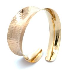 Il nostro bracciale Bangle Anticlastico in oro 14K porta uno stile sofisticato a qualsiasi look. Questo squisito gioiello è realizzato a mano in oro 14K e sapientemente progettato con un design in rilievo anticlastico che crea una miscela unica di eleganza classica e contemporanea. Un'estremità è leggermente affusolata per un tocco di drammaticità in più, mentre l'estremità svasata aggiunge al suo fascino accattivante. 



La bellezza senza tempo di questo splendido bracciale bangle lo rende l'a Gold Gold, Sophisticated Style, Bangle Bracelet, Arm Band, Bracelet Making, Modern Woman, Timeless Pieces, Timeless Beauty, The Modern