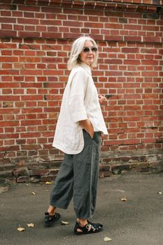 "These tapered linen pants are made to order. Made of soft organic linen it features a wide leg fit, elastic waistband and side pockets. The pants have a cinched, high waist balanced by legs that barrel gently and taper towards the bottom.  PANTS DETAILS ⚬ Elastic waistband ⚬ Side pockets ⚬ Made of washed organic Oeko-Tex certified linen . ⚬ Linen is NOT see-through. ⚬ The fabric is prewashed to guarantee no shrinkage. ⚬ The color of the pants on the picture \"graphite\".  FIT/SIZE ⚬ Sizes XXS t Linen Tapered Pants Outfit, Loose Clothing Style For Women, No Waist Outfits, Relaxed Womens Outfits, Tomboy Femme Outfits Summer, Linen Pants Styling, Work Linen Pants Outfit, Old Mom Outfits, Styling Wide Leg Linen Pants