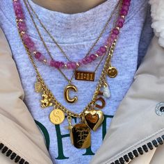 Charm Necklace Stack, Chunky Necklace Outfit, Pretty Stacks, Chelsea Roberts, Chunky Jewelry Necklace, Jewelry Goals, Bubble Letter Necklace, Charm Necklace Diy, Xoxo Jewelry