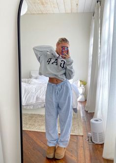 Comfy Yoga Pants Outfit, Wfh Fits, College Ootd, Airport Outfit Summer, Adrette Outfits, Airplane Outfits, Class Outfits, Sweatpants Outfits, Look Legging