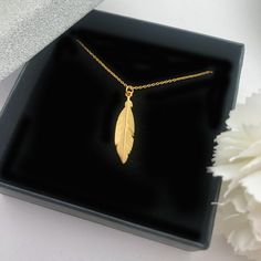 Gold Feather Necklace | dainty feather jewelry | Simple Necklace | Flowing Feather Pendant | Layering Necklace with dainty feather charm ♡ DESCRIPTION This cute necklace features a detailed feather pendant with a lovely shiny finish. A pretty feather pendant with chain. All made with gold plated 24 k will look great with any outfit. You can wear it everyday and be sure its made with high quality materials. Please select the necklace length from the menu. ♡ DETAILS Feather. 3 cm Material: gold pl Elegant Feather Jewelry As Gift, Elegant Feather Jewelry For Gift, Gold Feather Jewelry For Wedding, Elegant Feather Jewelry Gift, Gold Feathered Wedding Jewelry, Gold Necklace With Feathers For Gift, Gold Feather Necklace Perfect For Gifting, Feather Necklace Gift, Gold Necklace With Feathers As A Gift