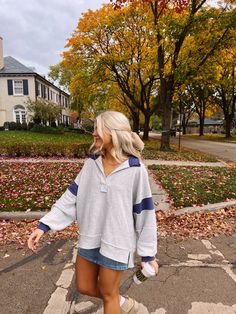 Why we love it: quality will blow you away slouchy perfection striped details-- SO CUTE oversized navy + grey combo is IT banded cuffs the pullover you'll wear EVERY DAY cutest collar Sizing: Small: 00-4 Medium: 6-8 Large: 10-12 runs oversized, Haidyn is 5'5 and wearing a size medium for a super slouchy fit. Casual Game Outfits, Cute Fall Vibe Outfits, Mid Size Posing, 2024 Casual Fall Fashion, End Of Summer Outfit Ideas, Cute Mom Fashion, Outfits To Wear In Europe Winter, Beach Style Winter, Classy Southern Style