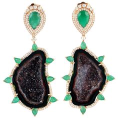 A stunning earrings handmade in 18K gold. It is set in natural geodes, 4.62 carats emerald and 1.18 carats diamonds. FOLLOW MEGHNA JEWELS storefront to view the latest collection & exclusive pieces. Meghna Jewels is proudly rated as a Top Seller on 1stDibs with 5 star customer reviews. All items manufactured by us are handmade and can be customized or redesigned. Composition Size-58X28 MM Total Weight-20.168 Gold Weight(Gms)-10.934 Diamond Wt(Cts)-1.18 Emerald Wt(Cts)-4.62 Geode Wt(Cts)-40.37 Kelly Rutherford, Geode Jewelry, Roman Jewelry, Geode Earrings, Sparkly Jewelry, Women Diamond, Stunning Earrings, Jewellery Design, Dream Jewelry