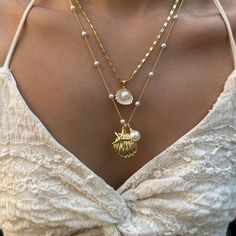 Every Jewels Necklaces Stack, Gold Jewelry Street Style, Gold Girly Jewelry, Shell Jewelry Aesthetic, Cute Necklace Stacks, Gold Jewelry Layering, Jewelry Stacking Necklaces, Necklace Stacking Gold, Pearl Jewelry Aesthetic