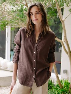 Scoop up our airy linen shirt with a high-low hem and slightly more relaxed fit. We feel a bit more loosened up just looking at it. | J.McLaughlin Women's Britt Linen Shirt Dark Brown, Size Small Linen Shirts Women Outfits, Linen Shirt Outfit Women, Linen Shirt Outfit, Linen Style Fashion, Trendy Dresses Summer, Linen Top Women, Linen Shirts Women, Relaxed Outfit, Brown Shirt