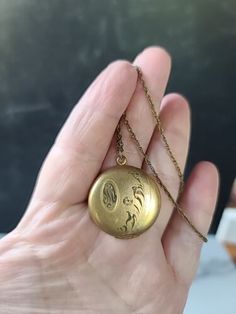 Vintage Yellow Gold Locket Necklace For Keepsake, Vintage Brass Locket Necklace Gift, Vintage Gold-tone Locket Necklaces, Vintage Nickel-free Brass Locket Necklace, Vintage Bronze Brass Locket Necklace, Vintage Gold Necklace, Antique Jewelry Necklace, Locket Pendant Necklace, Vintage Watches