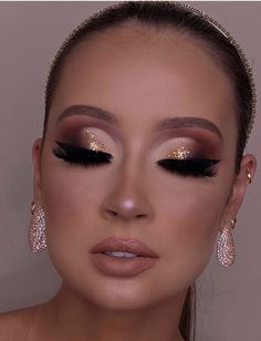 Elegant Gold Eye Makeup, Gold Eye Makeup, Dramatic Eye Makeup, Chic Makeup, Makeup Glam, Eye Makeup Pictures, Eye Makeup Steps, Glam Makeup Look