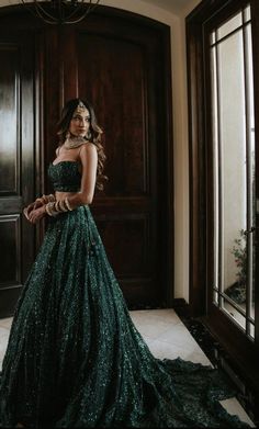 Hindu Bridal Lehenga, Reception Lengha Bridal, Engagement Lengha For Bride, Green Mehendi Outfits For Bride, Bride Mehendi Outfit, Wedding Reception Lengha, Bridal Reception Dress Indian, Mehendi Outfit For Bride, Sangeet Outfit Bridal