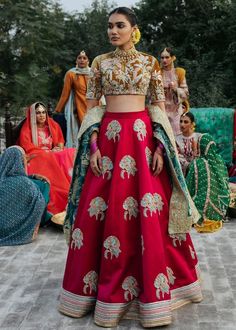 Choli For Wedding, Raw Silk Fabric, Wedding Indian, Indian Bridal Dress, Indian Bridal Wear, Traditional Bride, Lehenga Designs, Patch Work, Indian Outfit