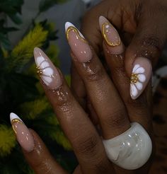 Short Blooming Nails, Gold And Nude Nail Designs, Short Nails Blooming Gel, White Blooming Gel Nails, 2024 Acrylic Nails, Nails Ideas 2024, White And Gold Nails Short, Nail Inspo Charms, Nail Art Designs Gold