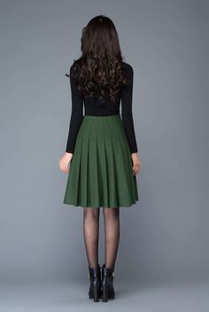 FEATURES 25% wool, other fiber,nylon Polyester lining Right side zipper A-line skirt Regular fit Above knee length Perfect for winter, autumn More color SIZE Available in sizes XS-XXL How to choose size ? 1.Check your body measurement with instructions https://www.etsy.com/listing/794054080 2.Get your size in Size Chart with your body measurement https://www.etsy.com/listing/794055682 3.Send me your measurement if you need help Waist Hips Your over all Height Weight Normal size. 4.When to choose Chic Green Winter Skirt, Chic Green Skirt For Winter, Green Pleated A-line Skirt, Fitted Green Pleated Midi Skirt, Green Fitted Skirt With Pleated Hem, Green Lined Midi Pleated Skirt, Fitted Green Skirt With Pleated Hem, Green A-line Workwear Skirt, Green Pleated Skirt For Fall