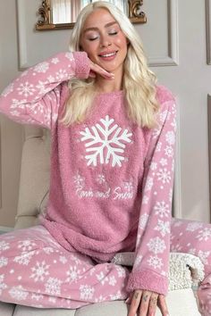 Stay warm and stylish this winter with our Snowflake Plush Pajama Set for Women, designed with a charming snowflake print. Made from ultra-soft plush fleece, this pajama set is perfect for keeping cozy during cold nights. The snowflake design adds a festive and wintry touch, making it ideal for the holiday season or simply enjoying the colder months in comfort. This pajama set features long sleeves and an elastic waistband, offering both warmth and a snug fit for relaxed evenings at home or a restful night's sleep. The plush fleece material ensures softness and warmth, making it a must-have for your winter loungewear collection. Features: Ultra-soft plush fleece for warmth and comfort Festive snowflake print design Long sleeves and elastic waistband for a perfect fit Ideal for winter loung Winter Loungewear, Warm Pajamas, Snowflake Print, Winter Pajamas, Womens Pyjama Sets, Snowflake Designs, Christmas Pajamas, Set For Women, Pajamas Women