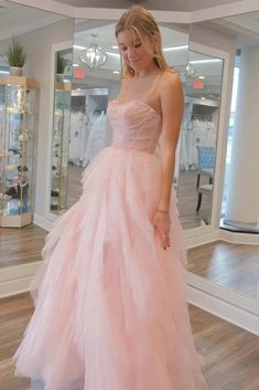 Cette superbe robe de bal rose clair présente des détails complexes de paillettes et de perles sur un tissu en tulle doux, parfait pour se démarquer lors du bal de fin d'année. Le design sans bretelles ajoute une touche d'élégance et la silhouette princesse crée une forme flatteuse. Démarquez-vous lors de votre bal de fin d'année avec cette superbe robe.

 Détail de l'article

 Tissu:Tulle
 Silhouette : A-ligne
 Manches : Sans manches
 Couleur : comme sur l'image, couleur personnalisée
 Détails du dos :Lacets

 Taille : Taille personnalisée. Veuillez vérifier attentivement notre tableau des tailles standard si vous choisissez une taille standard et assurez-vous que la taille standard vous convient bien. Votre taille. (poitrine). (taille). (hanches). (Du creux à l'ourlet). C'est très imp Light Pink Prom Dress, Formal Prom Dresses Long, Sparkly Prom Dress, Ruffle Prom Dress, Mermaid Prom Dresses Lace, Strapless Prom Dresses, Stunning Prom Dresses, Pink Prom Dress, Wedding Flower Girl Dresses