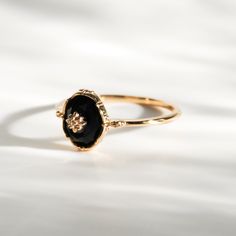 Victorian Ring, Green Skin, Gold Gemstone Ring, Simple Ring, Victorian Rings, Ring Simple, Vintage Elegance, Black Onyx Ring, Ring Stacking