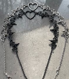 Amazing gothic, steampunk necklace. Bat links, with a central heart. In black enamel or silver alloy Measures Necklace 40 cm with 5.5 cm extra extension chain. Heart 4 x 3 cm Bat link 3.5 x 3.5 cm Fastens with a lobster clasp Thank you Thorn Necklace, Steampunk Goth, Chain Heart, Steampunk Necklace, Gothic Steampunk, Barbed Wire, Black Enamel, Chains Necklace, Lobster Clasp