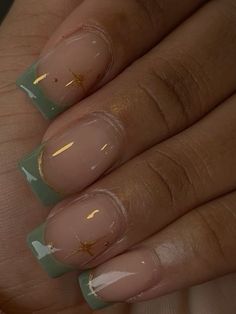 Square Acrylic Nails Green Design, Regular Nails Design, Nail Inspo For Emerald Green Dress, Short Acrylic Nails Green And Gold, Biab Nails Tips, Gold N Green Nails, Green French Tip Design Nails, Green Gold French Nails, Sage Green Nail Ideas Square