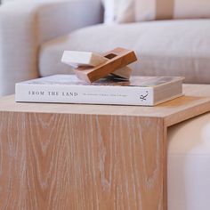 Coffee table with books and links to style Console Table Styling, Styling Shelves, Coffee Table Styling, Wood And Marble, Table Display, Shelf Styling, Coffee And Books, Stack Of Books