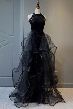 Black sequined evening gown with train Plus Size Vintage Dresses, Ruffle Prom Dress, Dress Wedding Party, Sequin Evening Gowns, Witch Dress, Mermaid Evening Gown, Vintage Black Dress, Gala Events, Prom Dresses Vintage