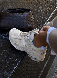 Sneaker New Balance, Sneaker Outfits, Trendy Shoes Sneakers, Dr Shoes, Looks Party, Summer Sneakers, Chunky Shoes, Dad Shoes, Hype Shoes