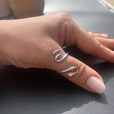 Discover the allure of our Silver Snake Stackable Thumb Ring - a versatile and adjustable piece, perfect for birthdays, Christmas, or any special occasion.  This dainty and open design adds a touch of charm to your style.  Embrace the elegance and make it a memorable gift for her or a treat for yourself this season.  Order now and make a fashion statement that reflects your individuality! ----------------------------------------------------🧡 SAME DAY SHIPPING  ----------------------------------------------------🧡 SIZE: Adjustable ADJUSTABLE  size range: UK M/US 6 - UK S/US 10 MATERIAL: 925 Sterling Silver Plated  HYPOALLERGENIC %100 NICKEL AND LEAD FREE TARNISH FREE WATERPROOF ----------------------------------------------------🧡 Thank you so much for visiting and hope you enjoy shoppin Fall Rings, Zierlicher Ring, Thumb Ring, Open Design, Thumb Rings, Recycled Silver, Birthday Gift For Her, Dainty Ring, Adjustable Ring